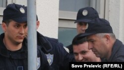 Duško Šarić u pratnji policije