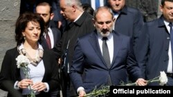 Armenia -- Prime Minister Nikol Pashinian and his wife Anna Hakobian lay flowers at the Armenian genocide memorial in Yerevan, April 24, 2019.