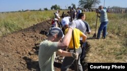 Residents of the southern Ukrainian city of Zaporizhzhya dig trenches to defend their city from pro-Russian or Russian forces in September.