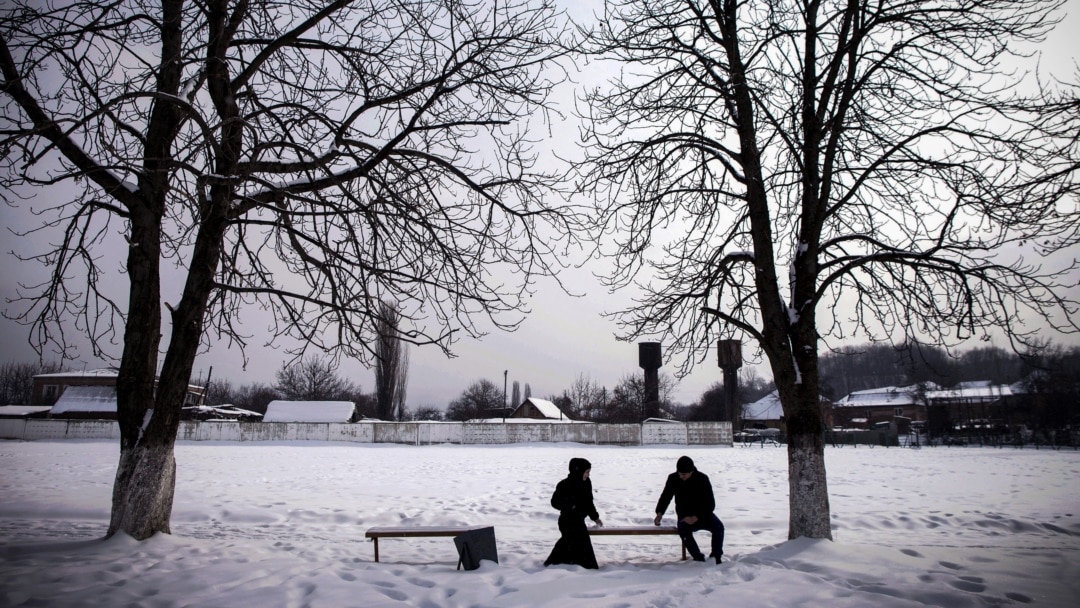 Мен орыс қызды джинсы шалбарын төмен түсіріп сиқтым.