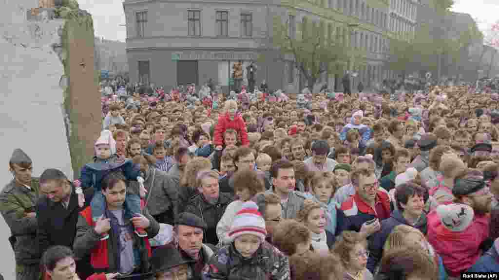 Ljudi prolaze kroz proboj u zidu 11. novembra nakon što je istočnonjemačkim vojnicima naređeno da se povuku, čime je zapravo prekinuta fizička podjela između Istočnog i Zapadnog Berlina.