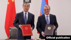 Armenia -- Foreign Ministers Zohrab Mnatsakanian (R) of Armenia and Wang Yi of China sign a visa waiver agreement in Yerevan, May 26, 2019. 