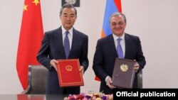 Foreign Ministers Zohrab Mnatsakanian (right) of Armenia and Wang Yi of China sign a visa-waiver agreement in Yerevan on May 26, 2019. 