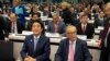 Egy rivális projekt kezdetén – Abe Sindzo volt japán miniszterelnök és Jean-Claude Juncker, az Európai Bizottság volt vezetője várja a brüsszeli Charlemagne épületben az EU-Ázsia Konnektivitás konferencia kezdetét 2019. szeptember 27-én