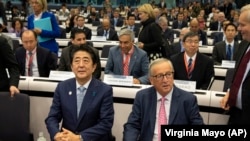 Egy rivális projekt kezdetén – Abe Sindzo volt japán miniszterelnök és Jean-Claude Juncker, az Európai Bizottság volt vezetője várja a brüsszeli Charlemagne épületben az EU-Ázsia Konnektivitás konferencia kezdetét 2019. szeptember 27-én