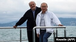 Vladimir Putin și Aleksandr Lukașenko, pe iahtul celui dintâi, într-o croazieră în Marea Neagră, pe 29 mai, 2021, la câteva zile după ce regimul de la Minsk deturnase un avion european de pasageri.