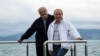 Президент Росії Володимир Путін (п) і Олександр Лукашенко (л) позують на яхті в Чорному морі, 29 травня 2021 року