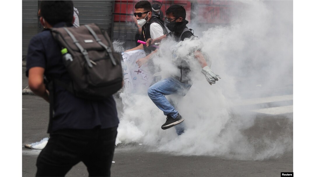 Policija je koristila suzavac kako bi rastjerala prosvjednike, Lima 10 studeni 2020.