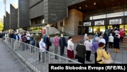 Građani u redu za vakcinaciju ispred dvorane Zetra, Sarajevo (11. maj)