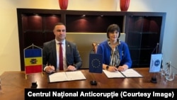 Directorul CNA, Alexandr Pînzari, și procurorul-șef al Parchetului European (EPPO), Laura Codruța Kovesi, semnează un acord de cooperare dintre cele două instituții la București, 26 noiemrbie.