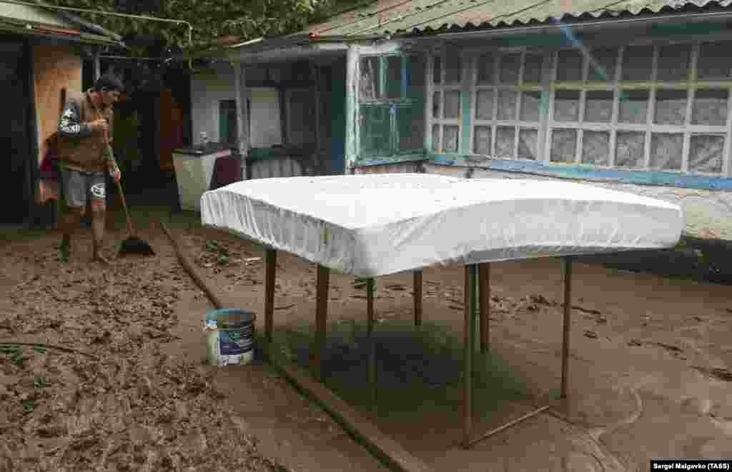 İyünniñ 16-20-nde Keriç ve Yaltada, iyülniñ 4-nde Bağçasaray rayonında küçlü yağmurladan sebep suv basuvı oldı&nbsp;