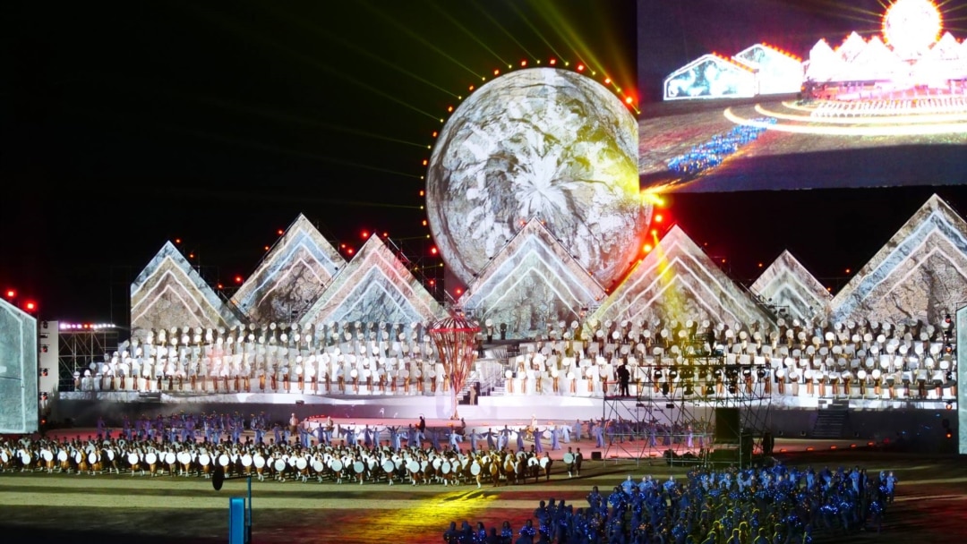 Керемет бөкселері бар ханымдармен жыныстық қатынас