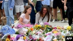 15-декабрда Сиднейликтер Бонди-Бичтеги атышуунун курмандыктарын эскерип, гүл коюшту.