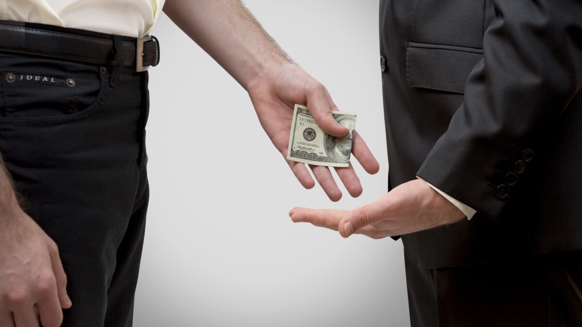 Люди которые вымогают деньги. Люди которые вымогают деньги. A criminal with a sign in hand. Вымогательство и шантаж. Коррупция.