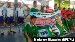 Кызыл-Кыя шаарында кыргыз, өзбек жана тажик чек арачыларынын кичи футбол боюнча мелдеши өтүп жатат.