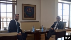 Директорот на ЕБОР надлежен за Северна Македонија, Анди Аранитаси, и Фатимир Бесими, министер за финансии во Владата на Северна Македонија