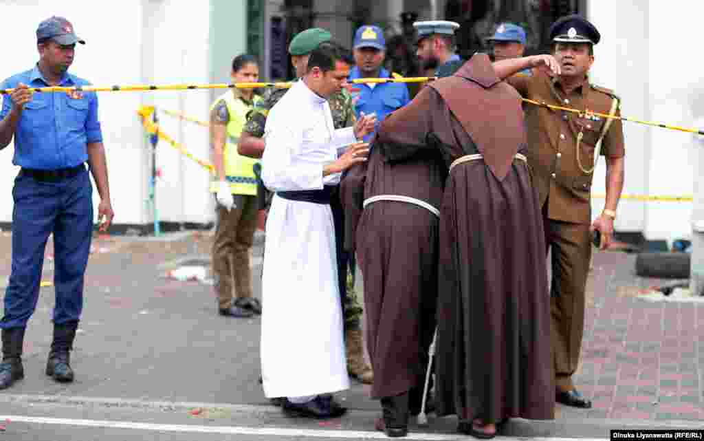 Fratri ispred Svetišta Svetog Antona, crkva Kochchikade, Colombo