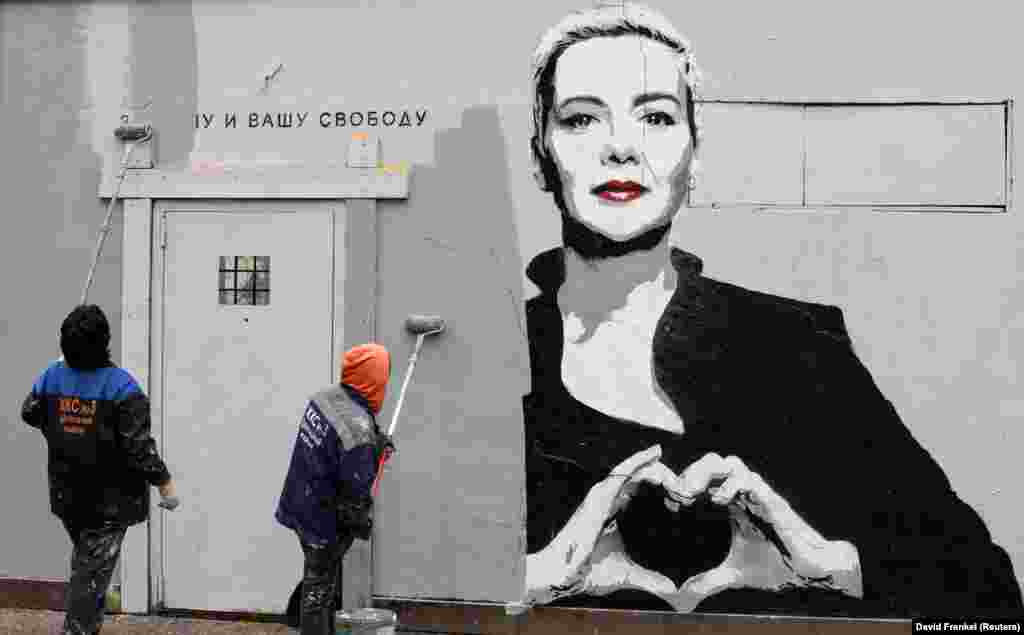 Radnici kreče grafit sa likom beloruske opozicionarke Marje Kalesnjikave u Sankt Peterburgu, Rusija