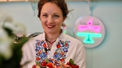 «Запитують, чи є «Київський торт»: вдова військового відкрила кондитерську у Бельгії (відео)