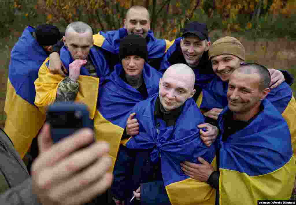 Звільнені з російського полону українські військові спілкуються з другом після повернення додому