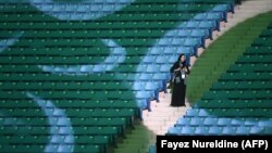 Жінка стоїть на стадіоні у столиці Саудівської Аравії Ер-Ріяді перед урочистостями до дня заснування королівства, 23 вересня 2017 року