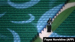 Саудовская Аравия. Женщина присутствует на стадионе в Эр-Риаде по случаю годовщины основания Королевства.