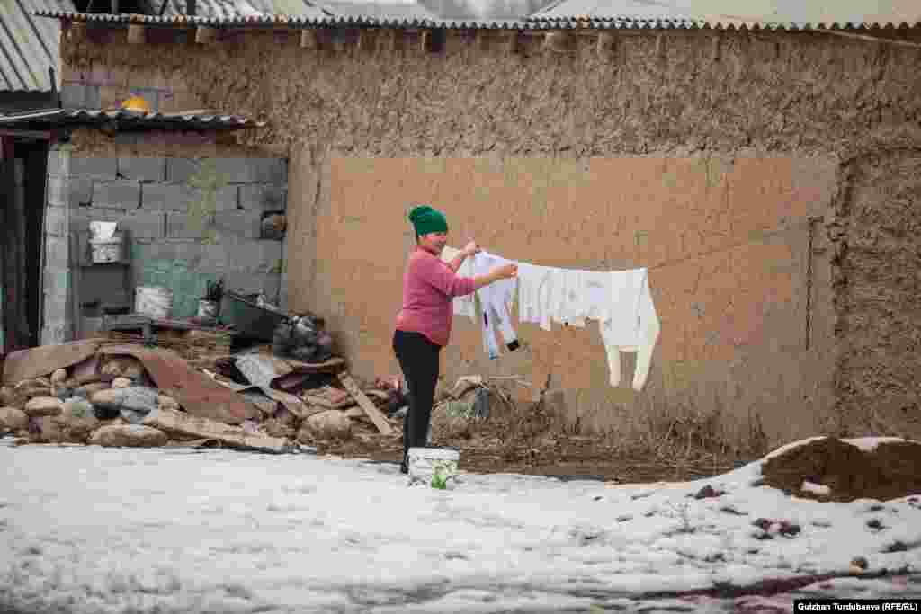 У домохозяек в новостройках полно забот &ndash; натаскать воды, постирать вещи руками, развести костер, чтобы приготовить еду...