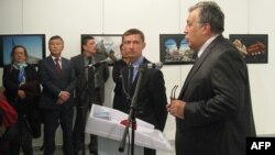 Թուրքիա - Ռուսաստանի դեսպան Անդրեյ Կարլովը (աջից) սպանվեց, երբ ելույթ էր ունենում «Ռուսաստանը թուրքերի աչքերով» ցուցահանդեսի ժամանակ, Անկարա, 19-ը դեկտեմբերի, 2016թ․ 