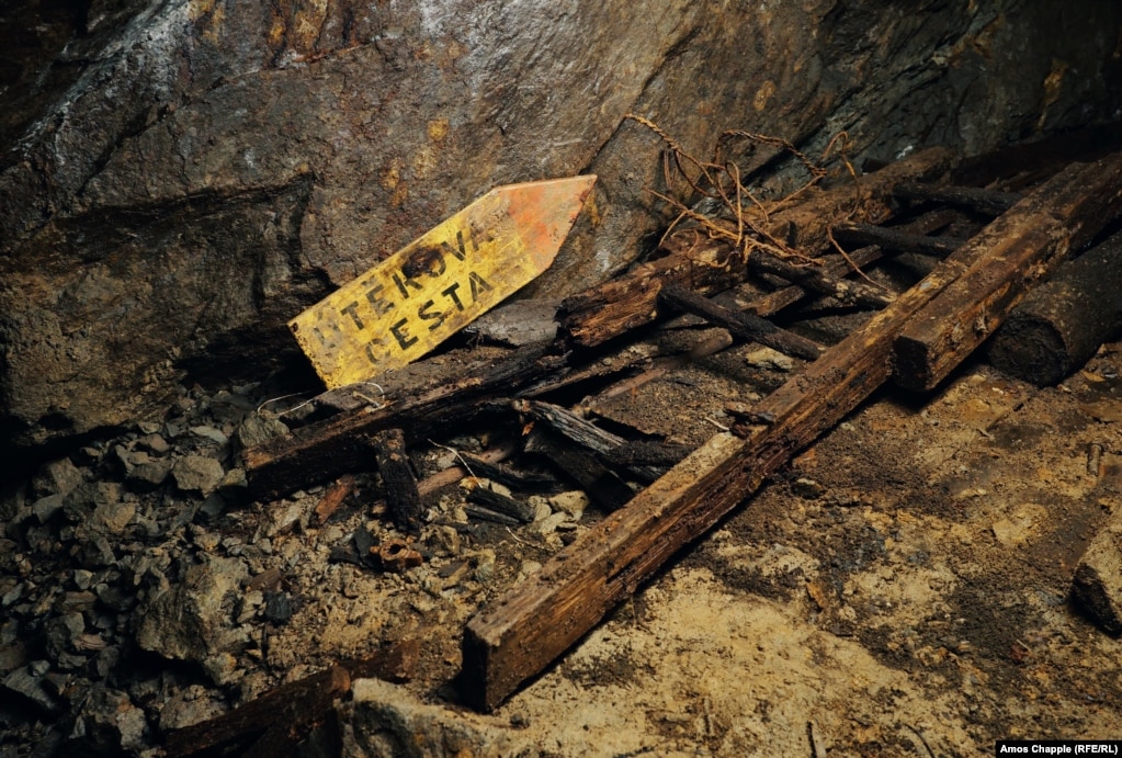 Табела сочи към изхода в изоставена уранова мина в Северна Бохемия.