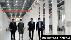 Президент Сооронбай Жээнбеков Ош шаарындагы заводдо. 10-июнь, 2020-жыл.