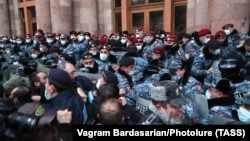 Полициейские оцепили здание правительства Армении, не давая протестующим войти внутрь. Ереван, 28 января 2021 г. 