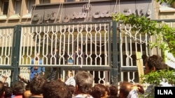 Iran – Protest of workers (labor) in front of Iran’s ministry of Industries and Mines of Iran, Tehran, 16Apr2012 