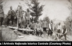 Soldați români lucrând la adăposturi, Primul Război Mondial (Sursa: Arhivele Naționale Istorice Centrale)