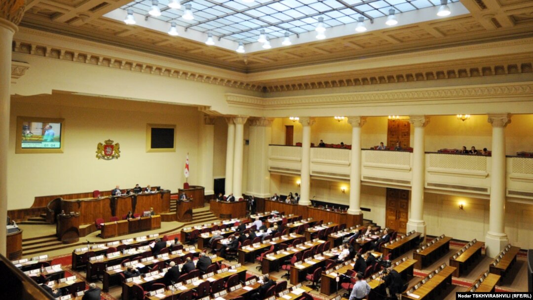 Осталось всего одно чтение, и граждане Евросоюза получат полное право выбирать и быть избранными в парламент, что открывает им, в свою очередь, путь к высоким правительственным креслам