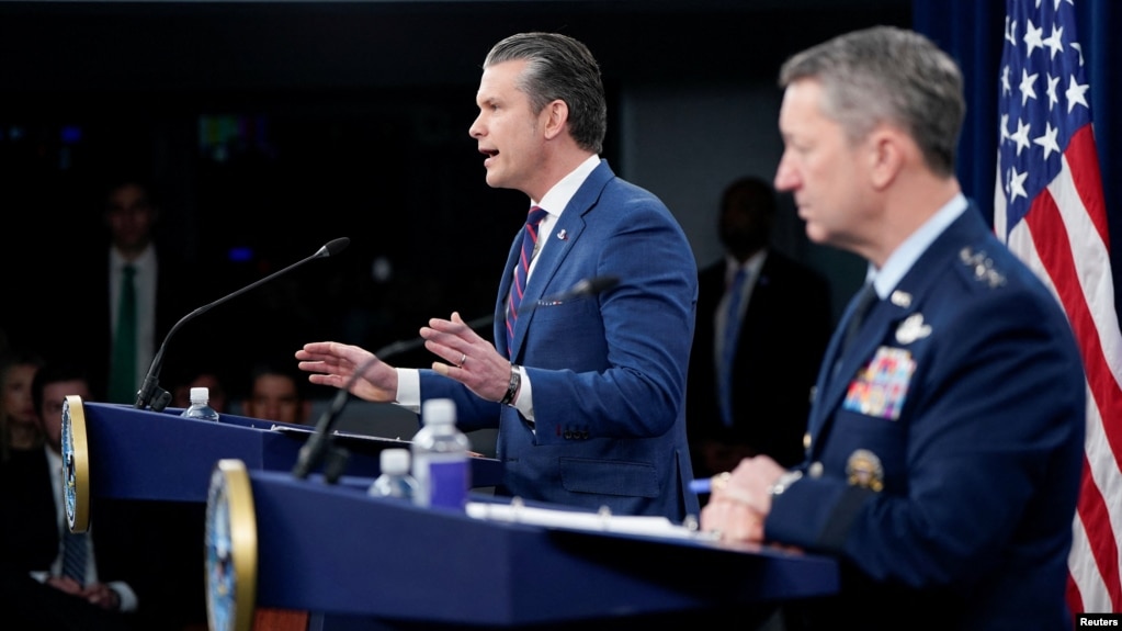 پیت هگست (چپ) در کنار دن کین در پنتاگون