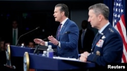 پیت هگست (چپ) در کنار دن کین در پنتاگون