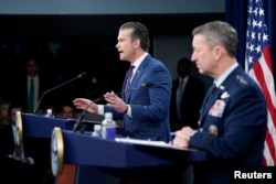 Secretarul american al Apărării, Pete Hegseth, și președintele Comitetului șefilor de stat major, generalul Dan Caine, într-o conferință de presă, la Pentagon, 2 martie 2026.