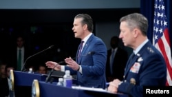 Очільник Пентагону Піт Геґсет (л) та голова Об'єднаного комітету начальників штабів США генерал Ден Кейн, Вашингтон, 2 березня 2026 року