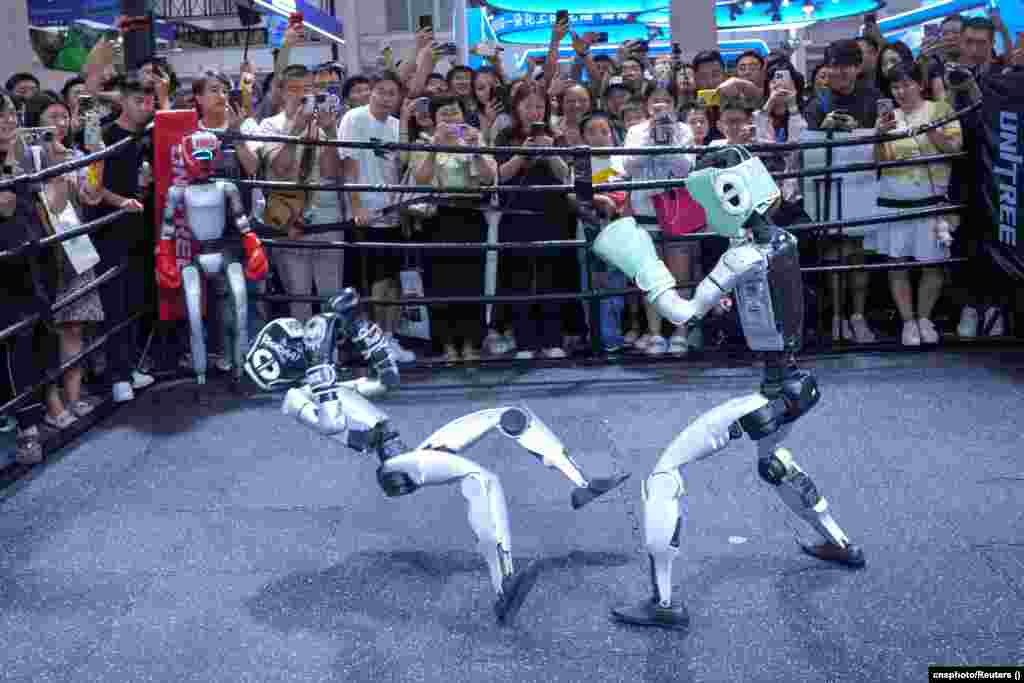Posjetioci posmatraju borbe humanoidnih robota u Pekingu, Kina, 8. augusta.