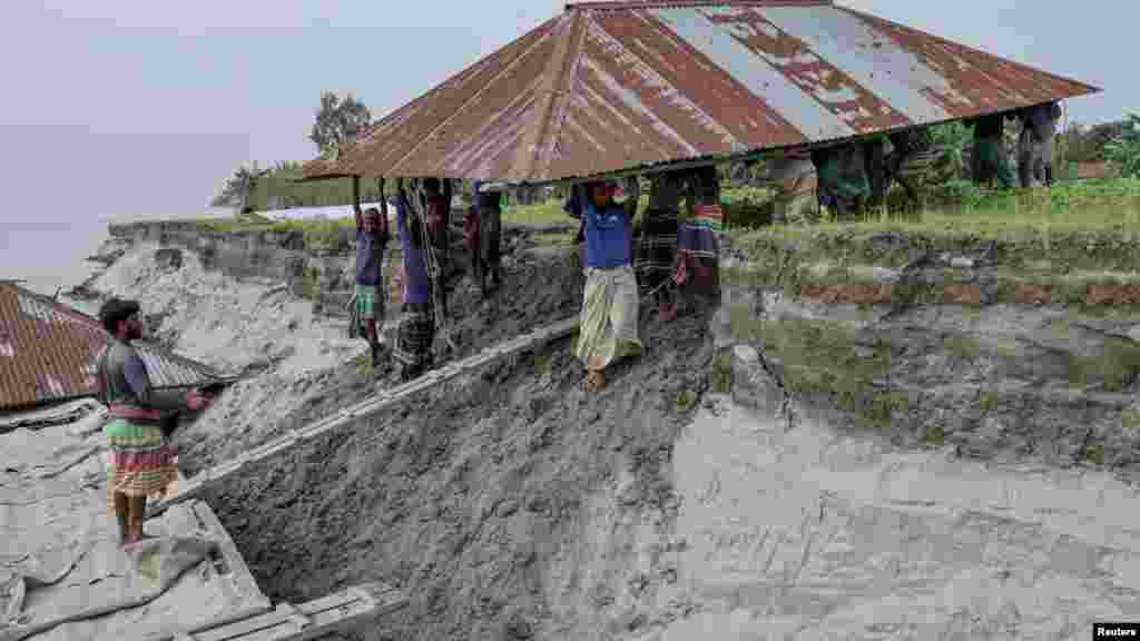 A fenti menekítésre még 2024 nyarán került sor, ám most, alig egy év elteltével a jelenet megismétlődik, ismét menniük kell. A homokos part, a folyó sodrása miatt az új helyen is egyre közelebb került házukhoz