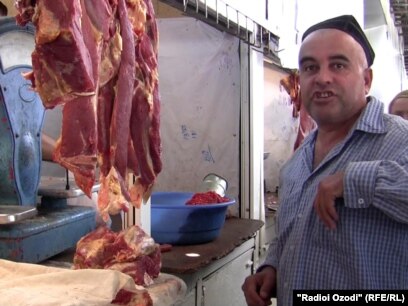 Бойжеткен пиджи порно пигги банкін жұлқылайды