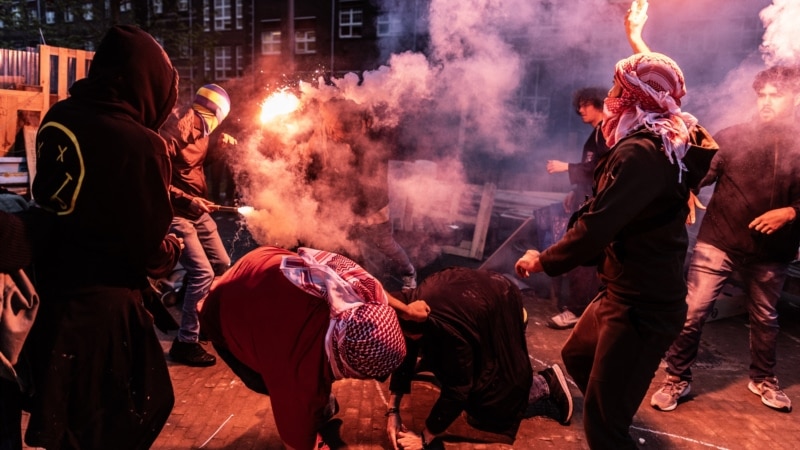 В Амстердаме полиция применила силу к протестующим студентам