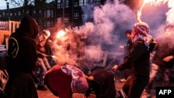 Израилдин таламын талашкан демонстранттар палестиначыл студенттер менен кагылышты. Амстердам. 6-май, 2024-жыл
