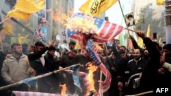 Демонстранти палять американські прапори перед колишнім посольством США в Тегерані, 4 листопада 2013 року