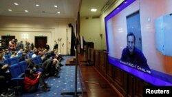 Съдебното заседание по задържането на Навални се излъчваше онлайн за журналисти. Самият Навални участваше по видеоконферентна връзка от сградата на ареста.