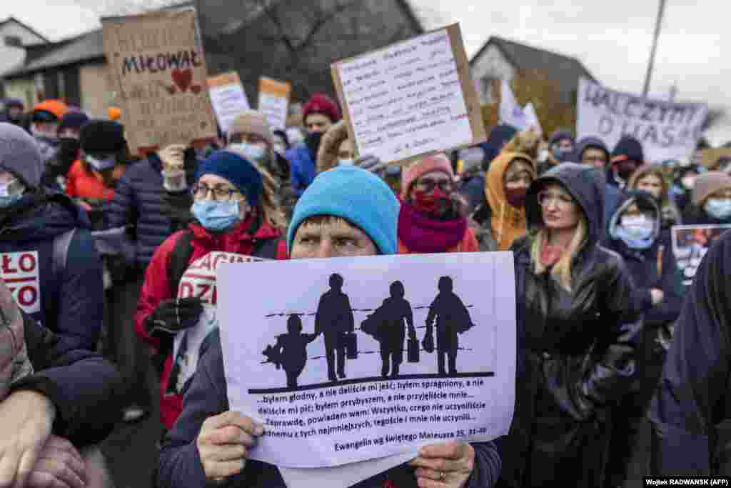 A demonstrálók azt skandálták: &bdquo;Szégyen&rdquo; és &bdquo;Senki sem illegális&rdquo;