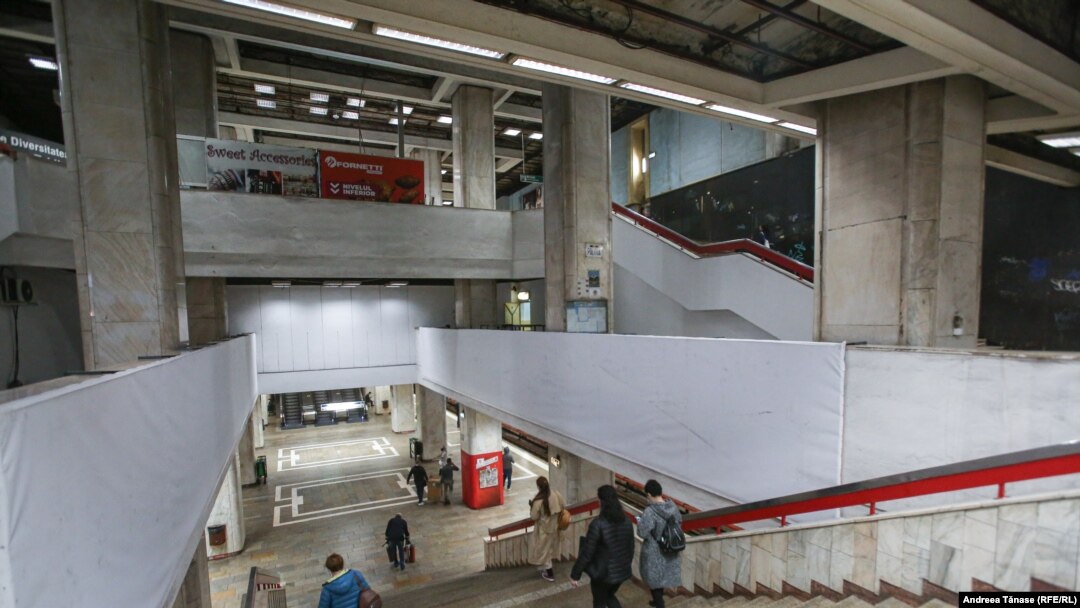 Sub plafonul care trebuie refăcut sunt cele doua stații de metrou Unirii 1 și 2 și râul Dâmbovița.