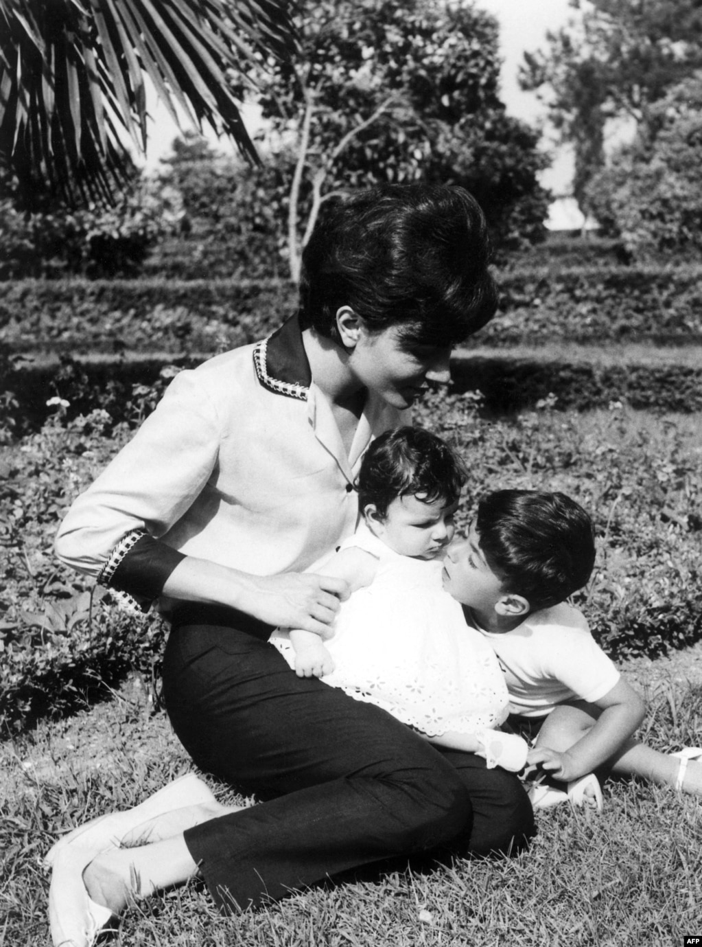 L'imperatrice Farah con i suoi figli, il principe Raza e la principessa Farahnaz, a Teheran nel 1963.