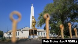 Памятник участникам Второй мировой войны рядом с сельской школой. Кирсаново, Западно-Казахстанская область, 26 августа 2021 года