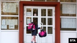  Ученичка влиза в учебно заведение на 10 ноември 2021 година 